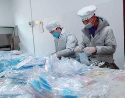 农业龙头企业义务分装口罩，以农副产品助力疫情防控